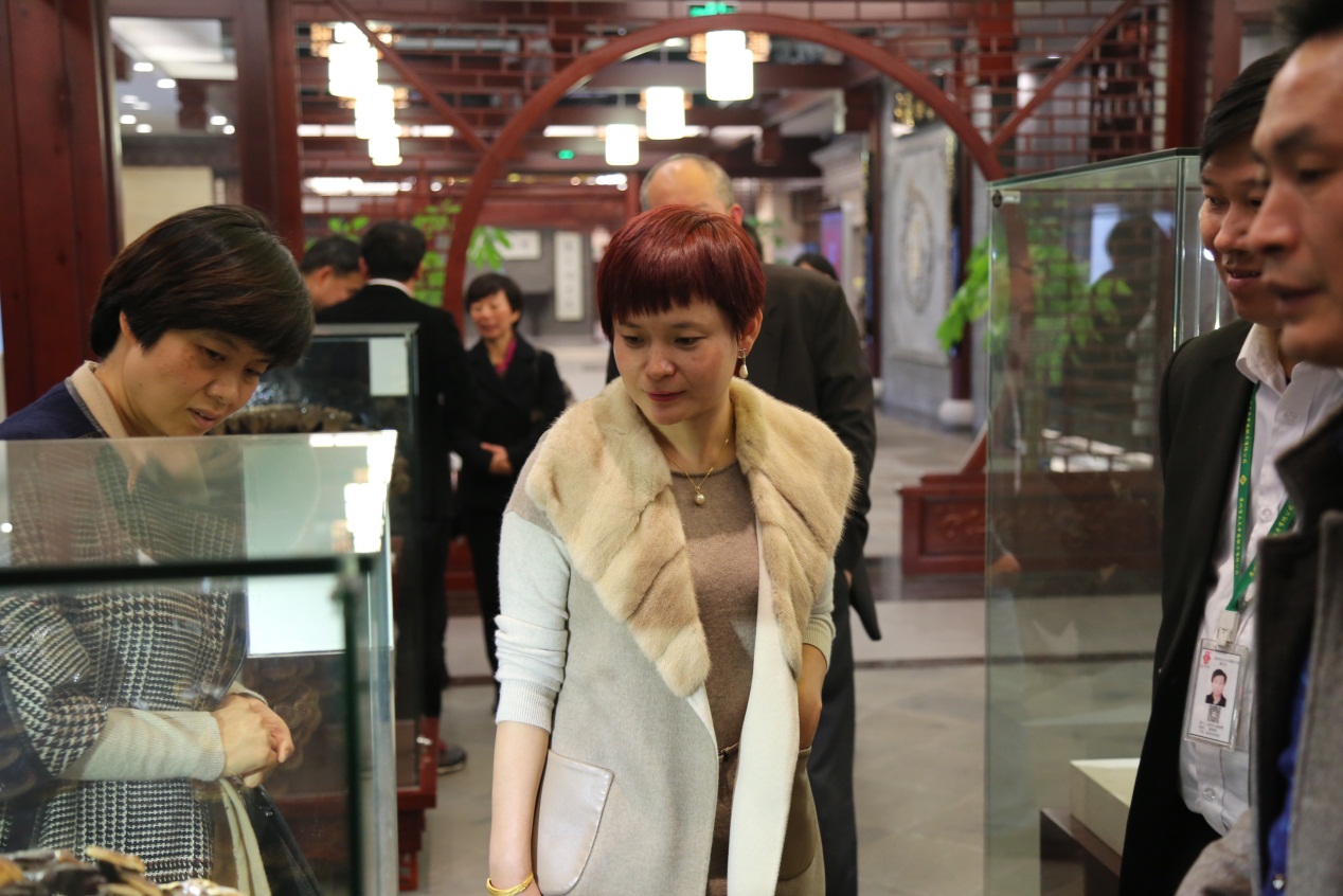 無(wú)錫市食品藥品監(jiān)督管理局領(lǐng)導(dǎo)來(lái)李良濟(jì)參觀考察(圖2) 無(wú)錫市食品藥品監(jiān)督管理局領(lǐng)導(dǎo)來(lái)李良濟(jì)參觀考察(圖2)