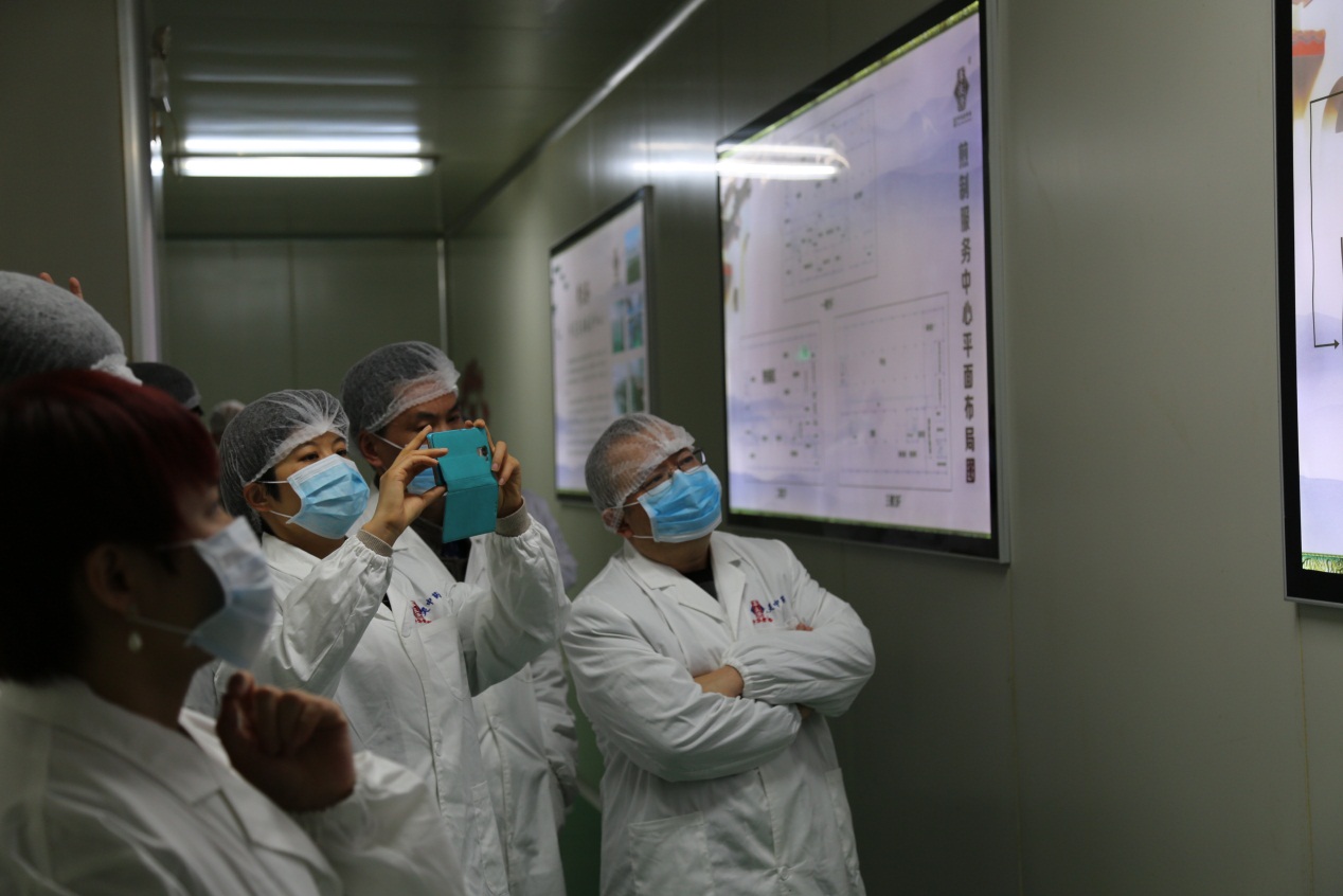 無(wú)錫市食品藥品監(jiān)督管理局領(lǐng)導(dǎo)來(lái)李良濟(jì)參觀考察(圖3) 無(wú)錫市食品藥品監(jiān)督管理局領(lǐng)導(dǎo)來(lái)李良濟(jì)參觀考察(圖3)